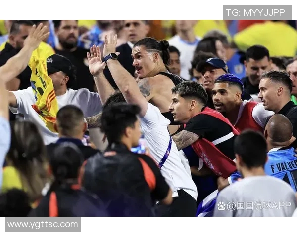 当狂热球迷偶遇心中偶像那一刻全场欢呼热泪盈眶 当狂热球迷偶遇心中偶像那一刻全场欢呼热泪盈眶