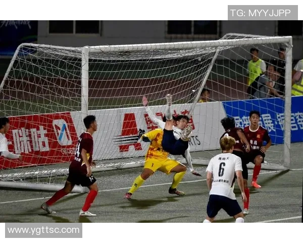 足球球星在赛场突发昏厥情况引发关注 专家分析可能的健康风险与应急处理措施 足球球星在赛场突发昏厥情况引发关注 专家分析可能的健康风险与应急处理措施