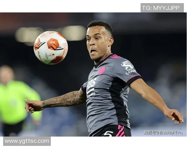 足球球星背后的家庭故事与亲情温暖揭示他们成功背后的力量 足球球星背后的家庭故事与亲情温暖揭示他们成功背后的力量